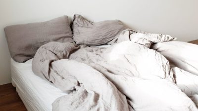 Lit défait au réveil, illustration de l'énurésie nocturne chez l'adolescent